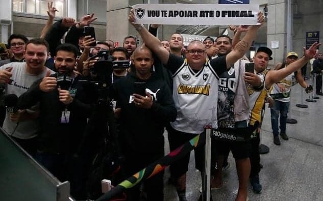 Depois de serem eliminados da Copa Sul-Americana, os fãs do Botafogo se dirigiram ao Aeroporto Internacional do Galeão para mostrar seu apoio à equipe em sua busca pelo título brasileiro.